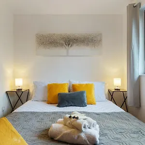 Short Stays At Claire Place Apartment
